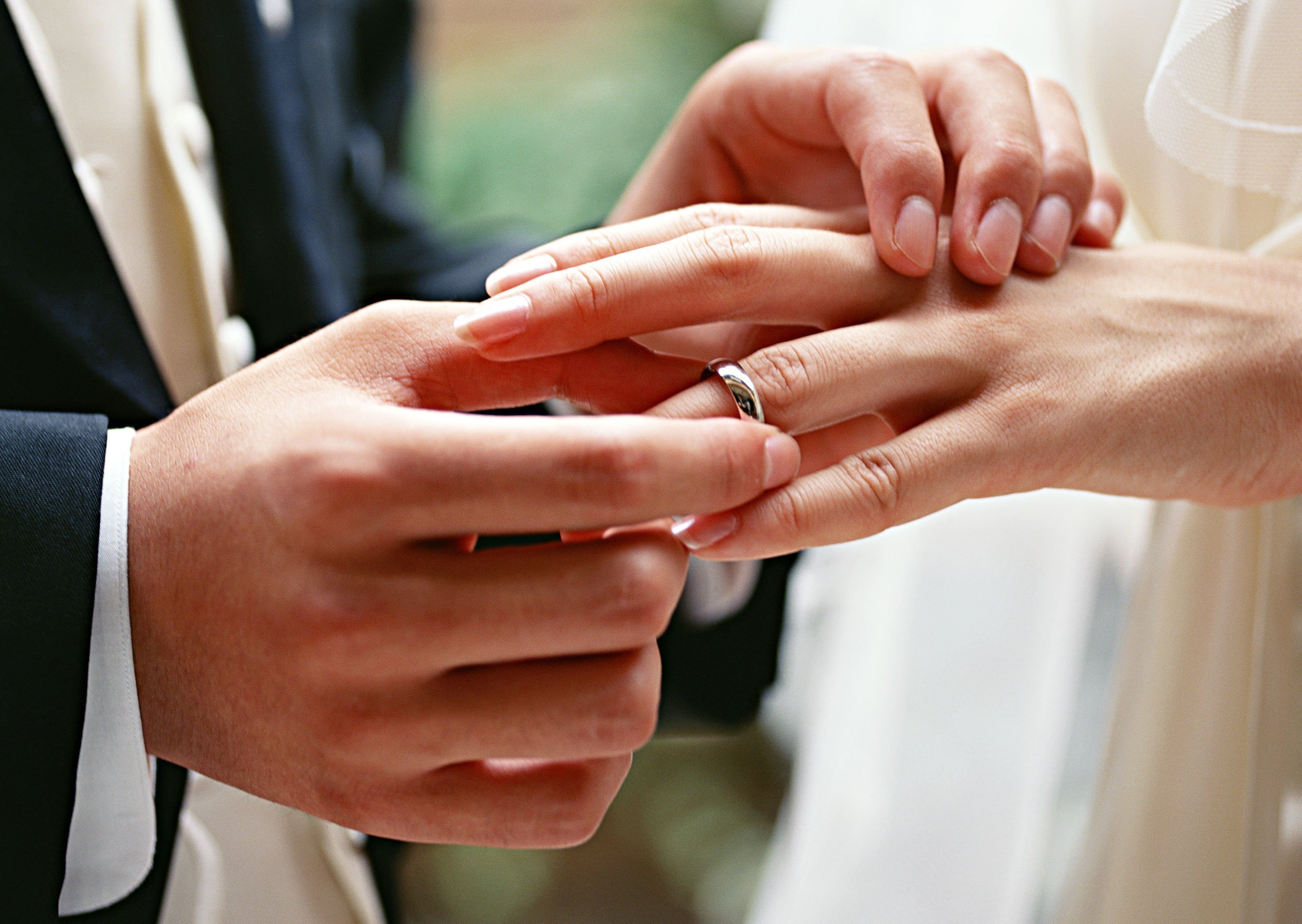 Первое замужество. Брак. Свадебные кольца на руках. Брак свадьба. Обручальные кольца в ЗАГСЕ.