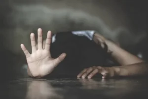 Бір топ ер адам қызды зорлап, есірткі қолдануға мәжбүрлеген