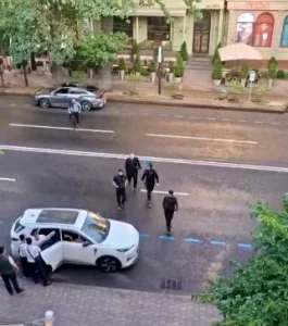 Полицейлер мен ер адамдардың ерегесі видеоға түсіп қалды