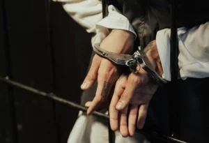 Науқастарды зорлап келген психиатриялық мекеменің қызметкерлеріне үкім шығарды