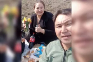 Қызғалдақпен суретке түскен әкім не себепті жауапкершіліктен босатылды