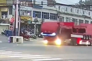 Желіде екі көліктің бір-біріне соқтықпас үшін аударылған видеосы талқыға түсті