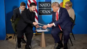 Трамп пен Зеленский НАТО саммитінде кездесті