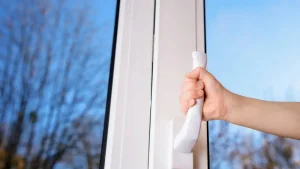 Алты жасар бала терезеден құлап кетті