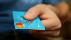 Банк картасын үшінші тұлғаға беру енді қылмыстық жазаға әкеп соғады