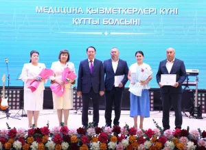 Қазалы ауданында медицина қызметкерлері құрметке бөленді