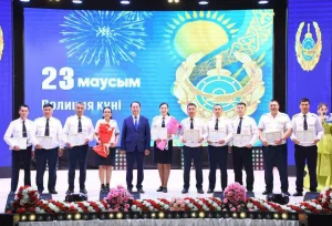 Мемлекеттік қызметшілер мен полиция қызметкерлері құрметке бөленді