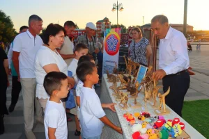 Сырдария өнерпаздарының Қызылорда қаласы тұрғындарына мерекелік тартуы