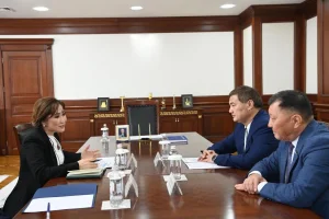Облыс әкімі «Ауыл» партиясының өкілі Қарақат Абденмен кездесті