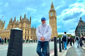 Хит әндердің авторы Англияда құлпынай теріп жүр