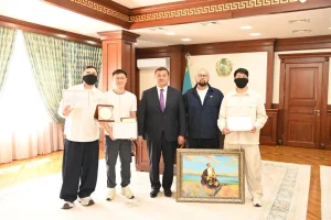 Облыс әкімі Нұрлыбек Нәлібаев «6ELLUCCI» тобымен кездесті