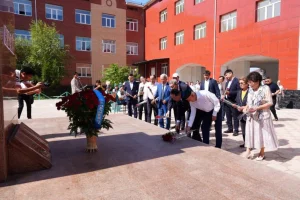 Қызылордада Абай Құнанбайұлының 180 жылдығына арналған гүл қою рәсімі өтті