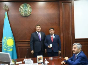 Қармақшы ауданының әкімі Жандос Еркінбекке Конституцияның 30 жылдығына арналған мерекелік медаль табысталды