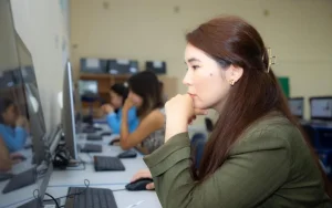 Мұғалімдерге арналған ЖИ курсы: 200 мыңнан астам педагог тегін курстан өтті