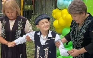Реабилитологтер сал ауруына шалдыққан 12 жастағы баланың жүріп кетуіне көмектесті