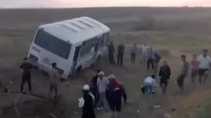 Мектеп оқушылары мінген автобус жеңіл көлікпен соқтығысып, екі адам қаза тапты