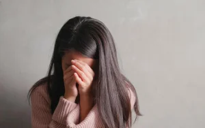 Ер адам әжетханада бойжеткенді зорламақ болған