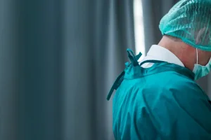 Дәрігерге қол көтерген науқасқа қатысты апелляциялық сот үкімі өзгеріссіз қалды