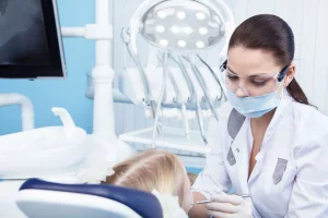 Стомотолог 3 жасар қыздың 18 тісін бірден емдемек болған: бүлдіршін көз жұмды