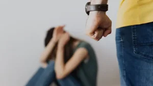 Ер адам әйелін ұрып-соғып, жақ сүйегін сындырды