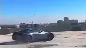 12 қабатты тұрғын үйдің төбесіне көлігін шығарған жүргізуші ұсталды