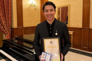 Белгілі виолончелист Бағжан Октябрь өз қуанышымен бөлісті