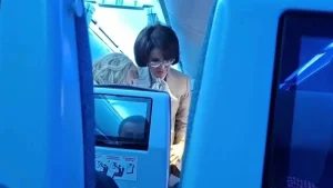 Ұшақта денсаулық министрі жолаушыға алғашқы көмек көрсетті