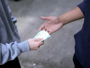 Бейтаныс әйел балалардың жәрдемақысын ұрып-соғып тартып алған