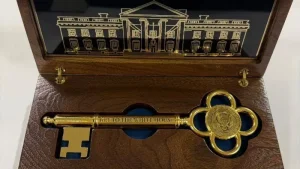 Дональд Трамп Қазақстан президентіне Ақ үйдің символикалық кілтін сыйлады