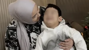 Блогер ұлының еміне деп бір жарым миллиард жинап шетелге саяхаттаған