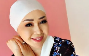 Айтыскер ақын Айнұр Тұрсынбаева «холодец» тағамын әзірлеймін деп желіде сынға ұшырады