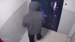 Белгісіз ер адам пәтер есігін өртеп кетті