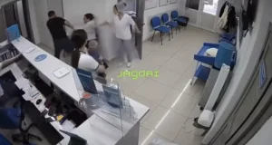 Емханада ер адам жүкті әйелге қол көтерген