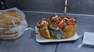 Тергеу изоляторында торттың ішінен телефондар табылды