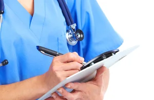 Дәрігер ине саламын деп әйелдің өкпесін тесіп алған