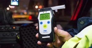 Инспектор жүргізушіні қолына дем шығару арқылы тексерді