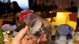 "Насвай қосылған Cola": газдалған сусынның ішінен белгісіз зат тауып алынды