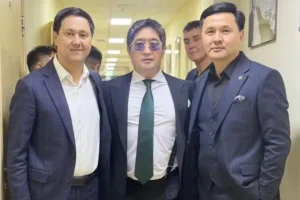 Үстінен қылмыстық іс қозғалған әнші Мұқасан Шахзадаев концертте бой көрсетті