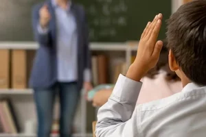 Дене тәрбиесі мұғалімі сабақ үстінде оқушыны ұрды