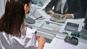 Банктен қолма-қол ақша шешуге шектеу енгізілді: Жаңа ереже кімдерге қатысты