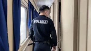 Мас күйде тәртіп бұзған жолаушы пойыздан түсірілген