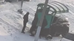 Аялдамада тұрған әйелді көлік қағып кеткен