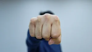 Ер адам мас күйінде әйелі мен қызын ұрып тастаған