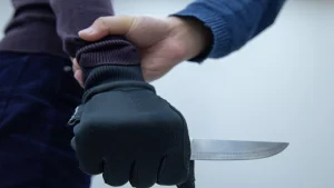 Ер адам танысын суық қарумен жаралаған