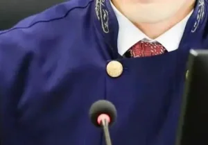 Екі полицейді тістеп алған ер адам сотталды