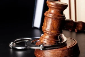 Ер адам әйелінің қол-аяғын скотчпен байлап, жындыханаға мәжбүрлеп қамаған