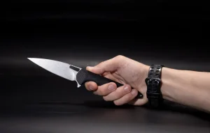 Алимент төлеуден қашқан ер адам сот орындаушысының бетін тілген