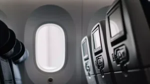 Генерал-майор мен ақтаулық дәрігер ұшақта шетелдік азаматты құтқарып қалды