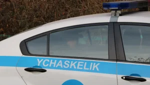 Сауда орталығында ер адам металл тірекпен витриналарды талқандаған