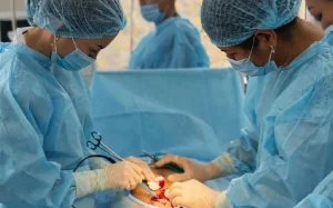 Жүкті әйелге бір уақытта екі операция жасалды